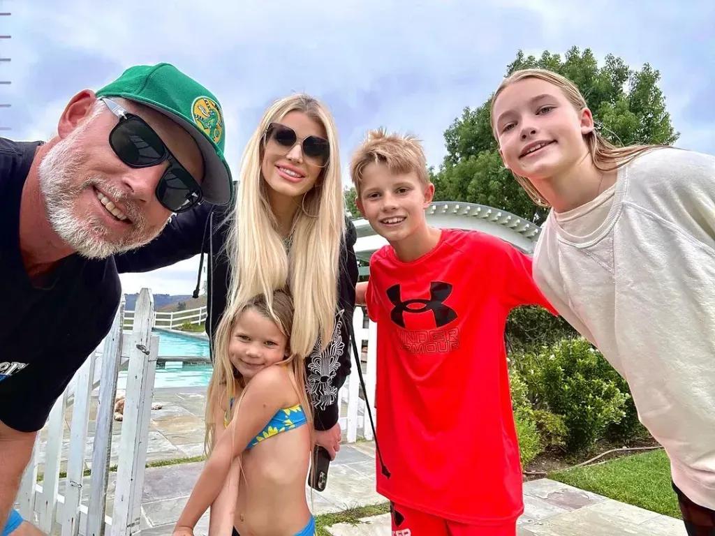Jessica Simpson and Eric Johnson with their three kids Maxwell (14), Ace (11), and Birdie (5)