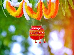 Krishna Janmashtami 2022: ऐसे सजाएं दही-हांडी की मटकी, लड्डू गोपाल हो  जाएंगें खुश | Krishna Janmashtami 2022: Tips on How to Decorate Matki in  hindi - Hindi Boldsky