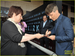 cillian murphy giving his autograph
